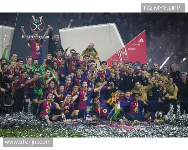 从小球场到世界舞台:著名足球明星的成长故事与奋斗历程