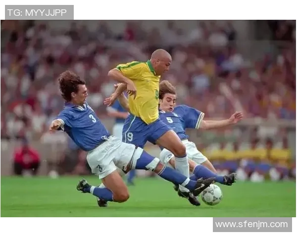 足球明星们在赛场上的帅气瞬间与精彩表现的完美结合 足球明星们在赛场上的帅气瞬间与精彩表现的完美结合