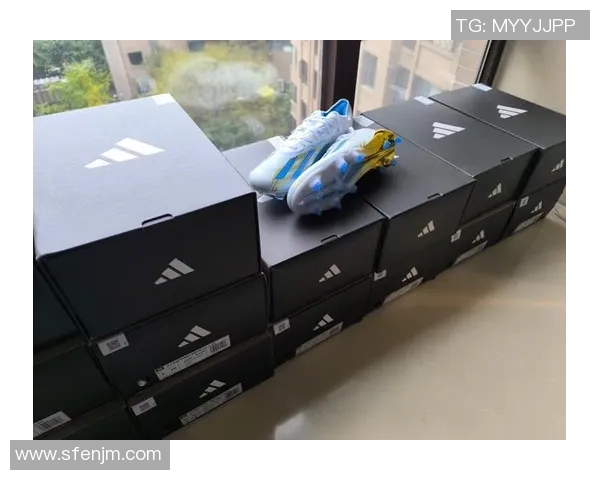 足球明星联手设计个性鞋垫展现运动风采与时尚魅力