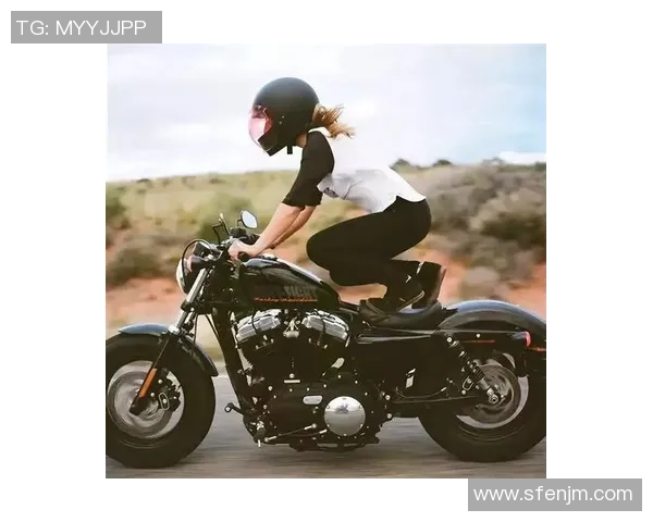 足球明星骑摩托车展现激情与速度引领年轻人追逐梦想